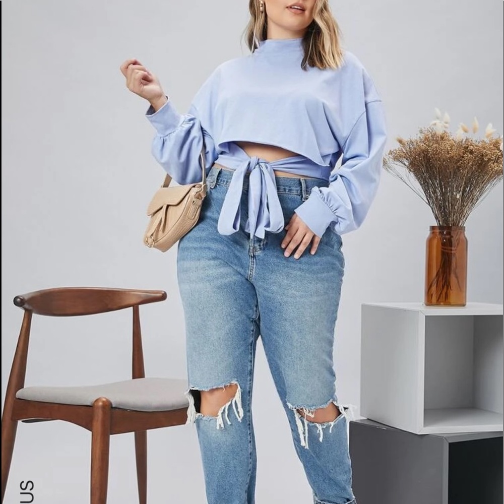 Mock neck drop shoulder knot hem crop top